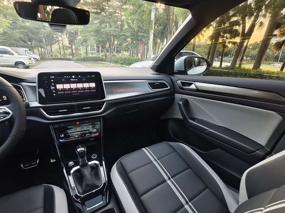 Volkswagen T-ROC exploring Songs