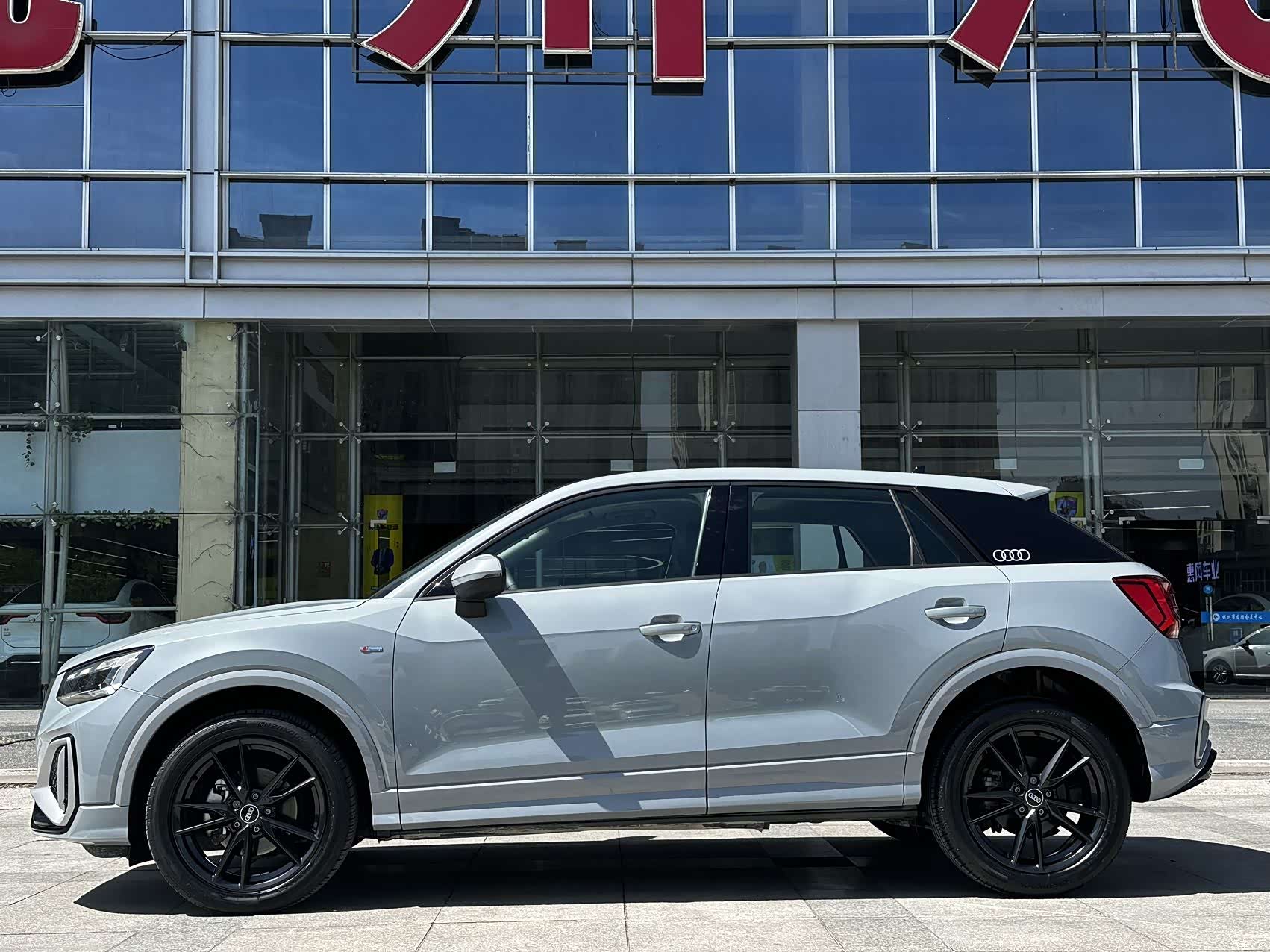 Audi Q2L, 2023 4