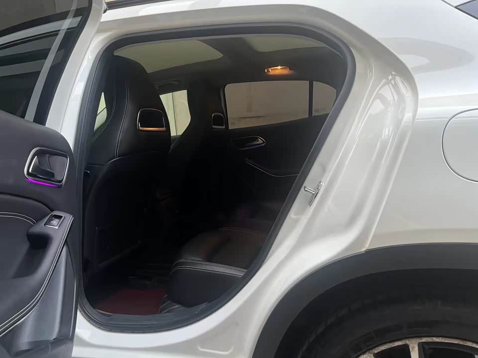 Mercedes-Benz GLA Mercedes-Benz GLA