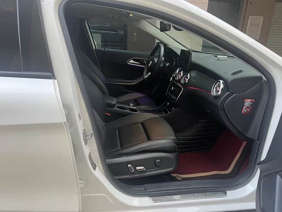 Mercedes-Benz GLA Mercedes-Benz GLA