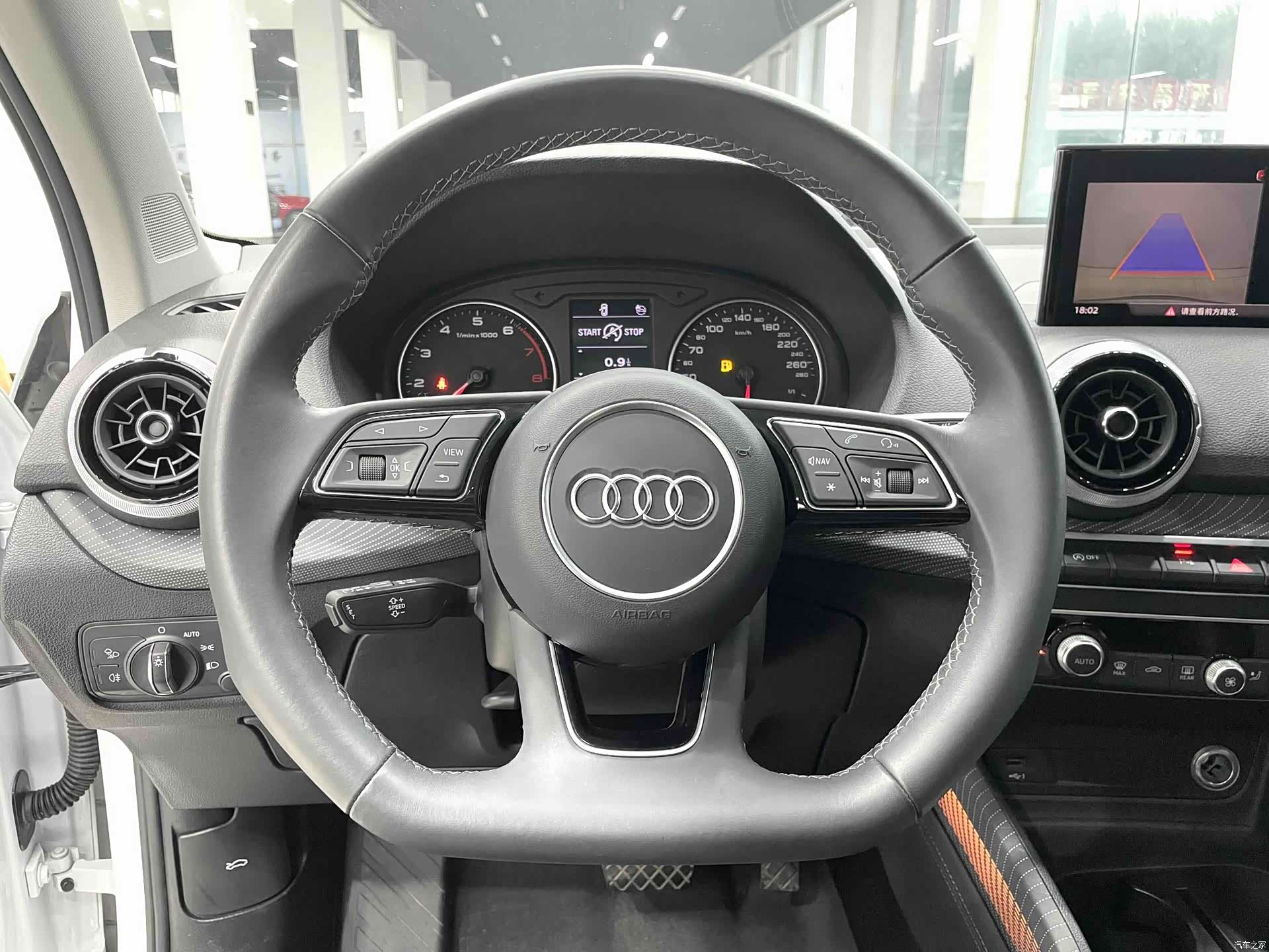 Audi Q2L, 2023 8