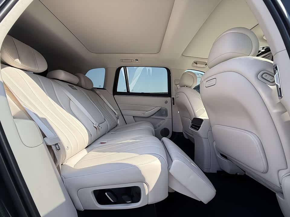 AITO Ask the world M8