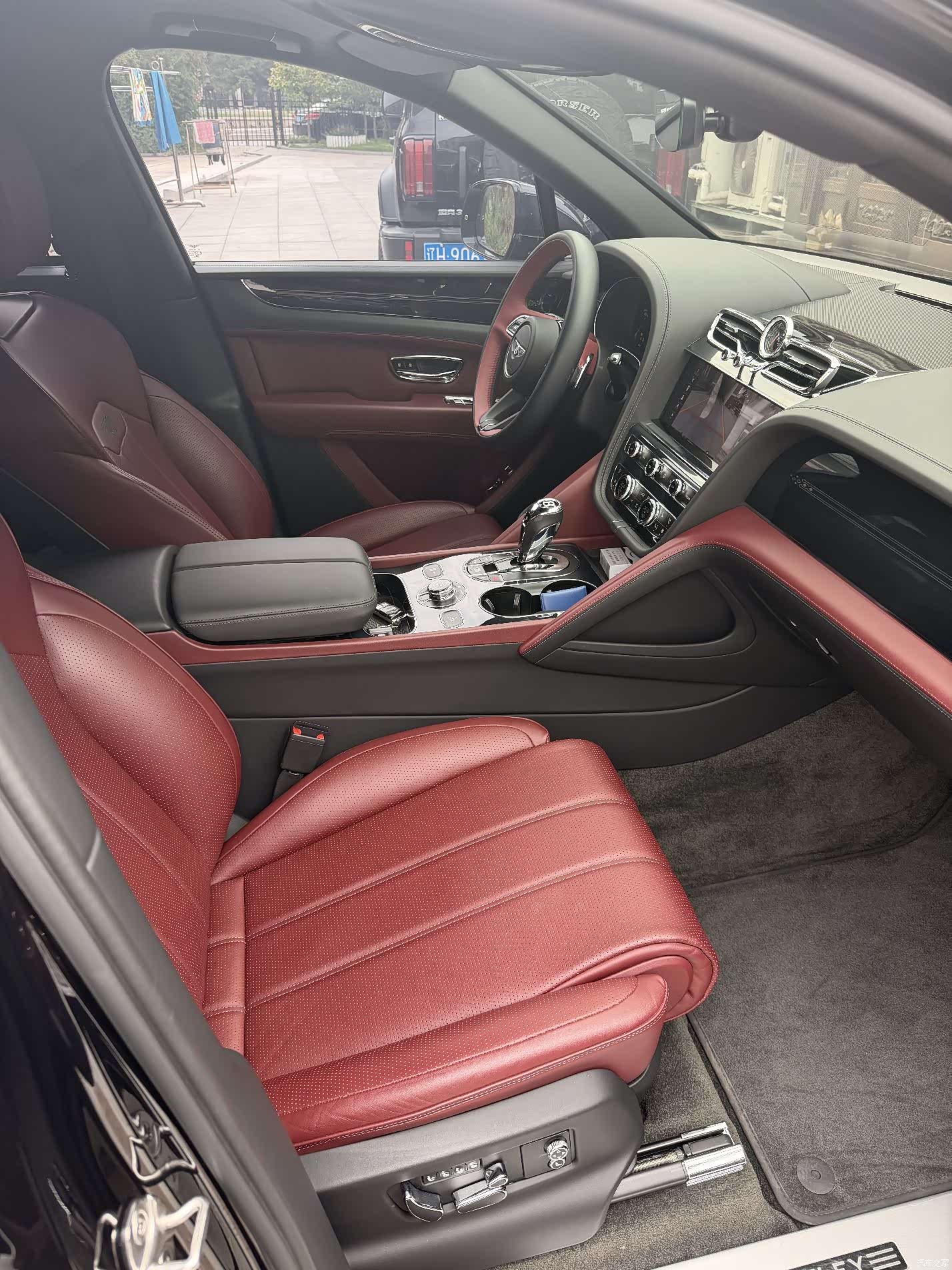 Bentley Bentayga, 2024 все фото
