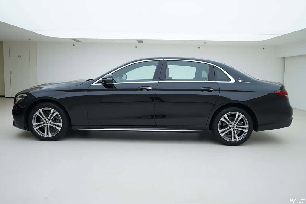 Mercedes-Benz E-Class, 2022 3