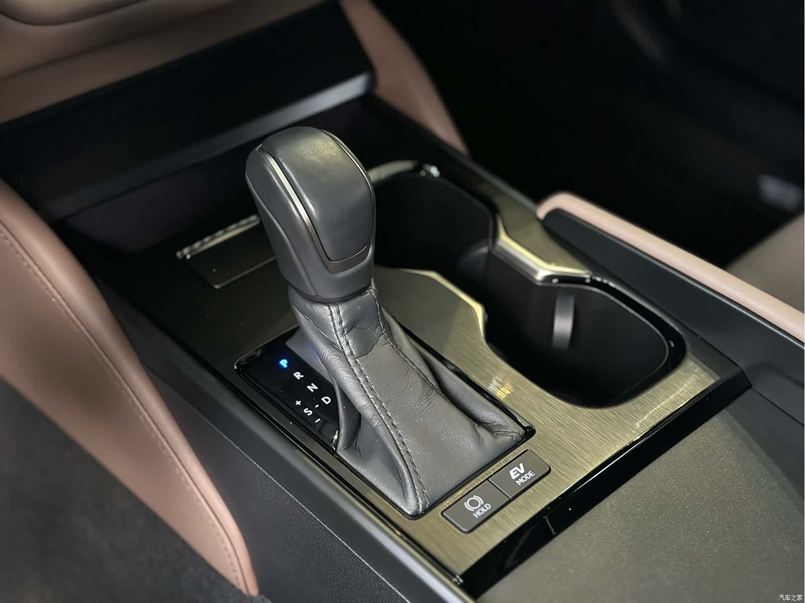 Lexus ES, 2025 9