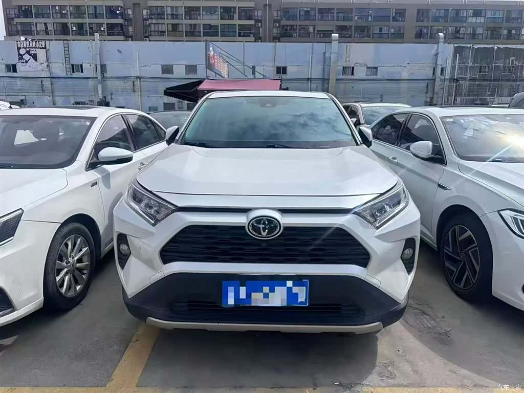 Toyota RAV4, 2023 все фото