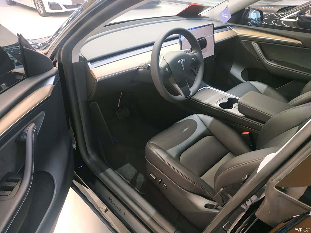 Tesla Model Y, 2023 16