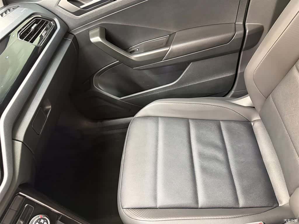Volkswagen T-ROC, 2023 13