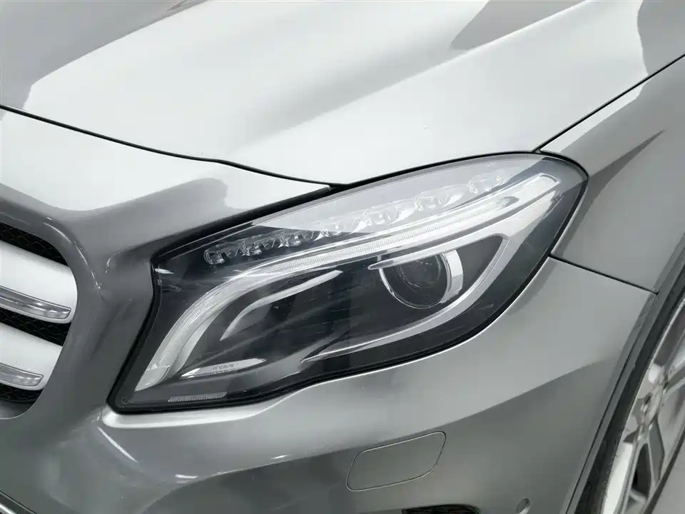 Mercedes-Benz GLA Mercedes-Benz GLA