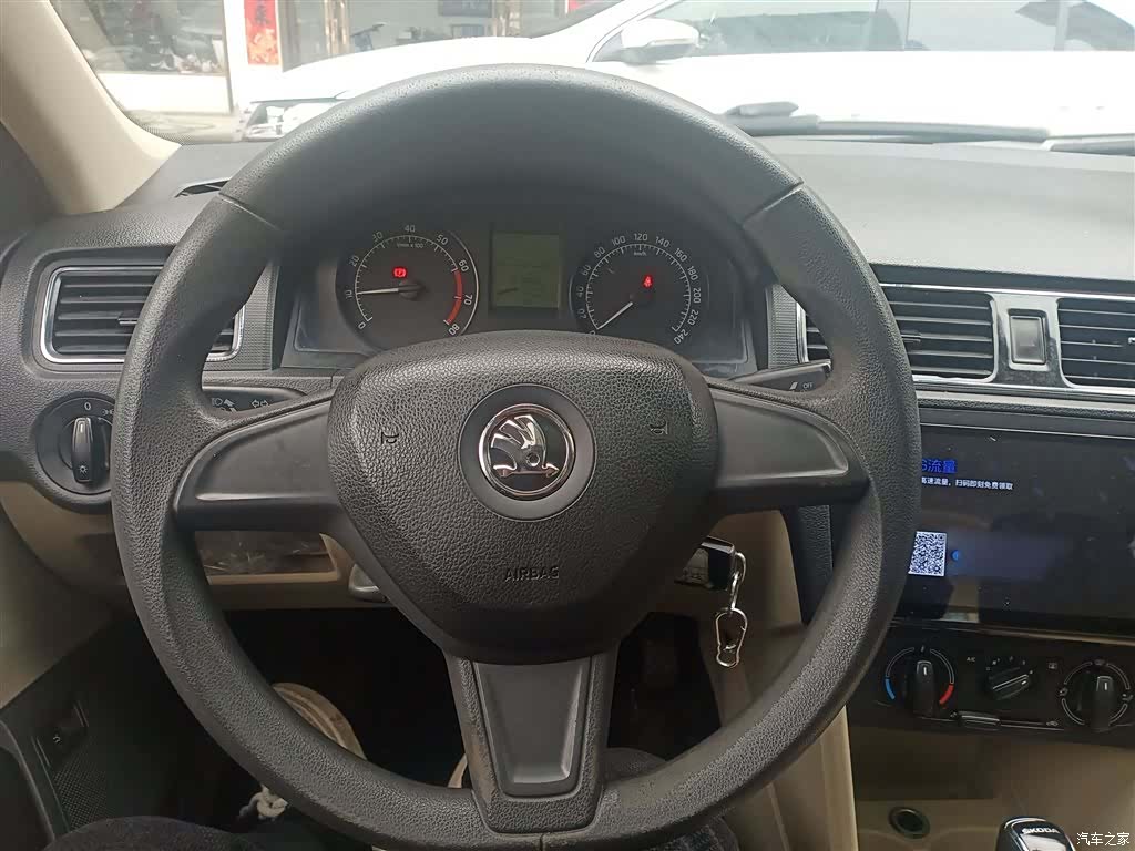 Skoda Rapid, 2015 11