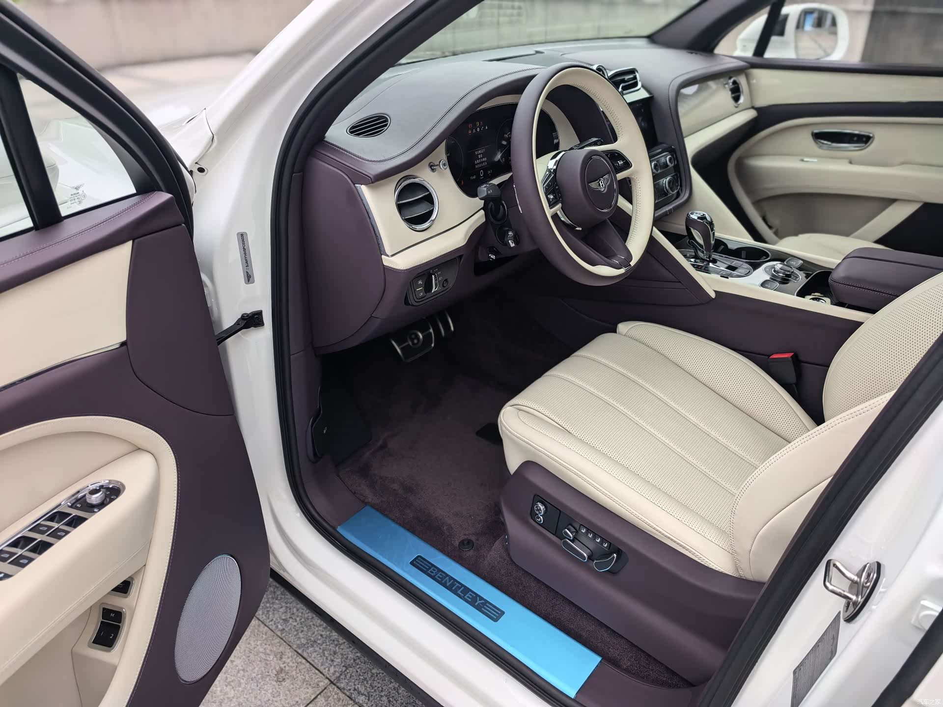 Bentley Bentayga, 2024 11