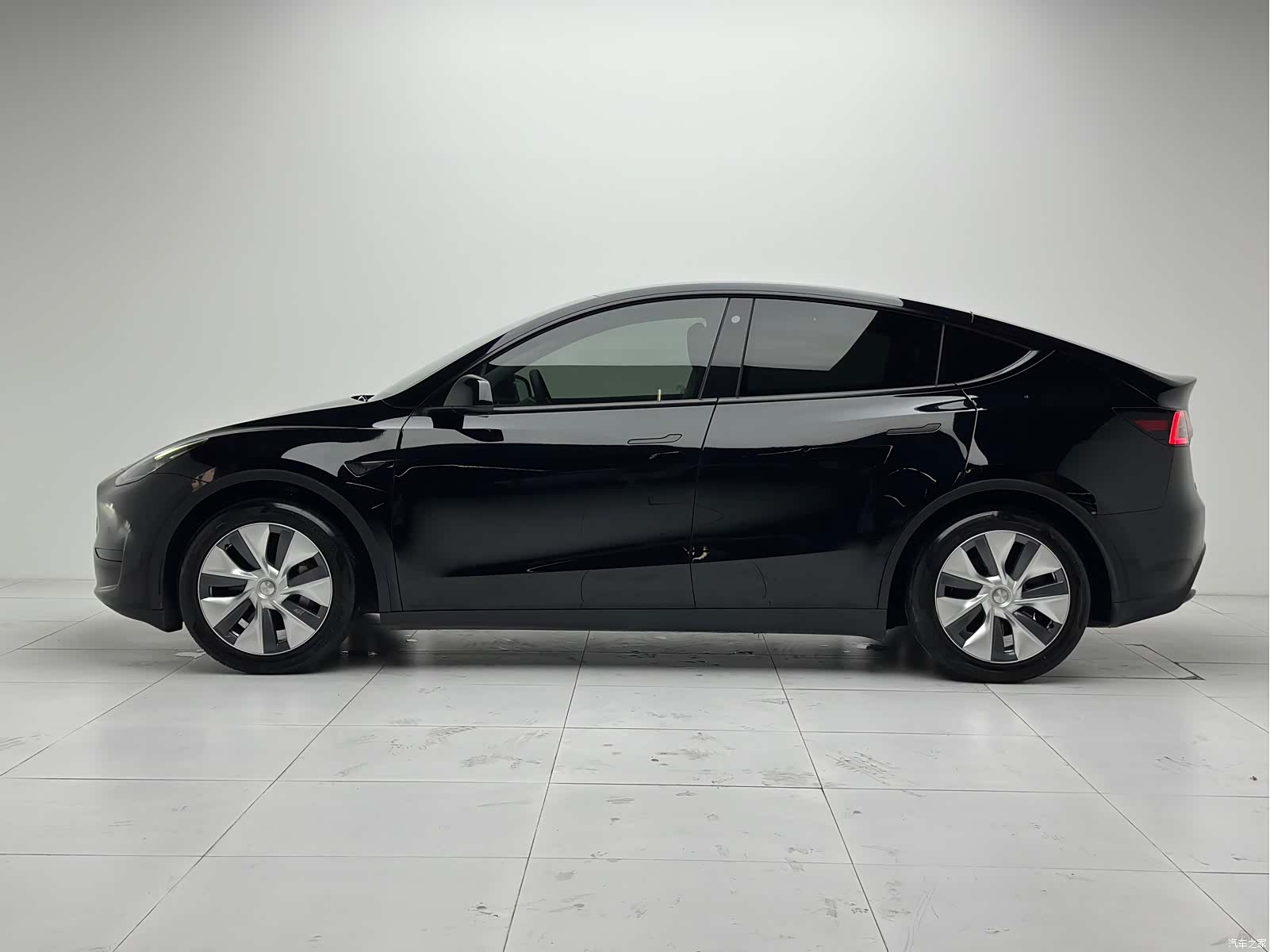 Tesla Model Y, 2023 25