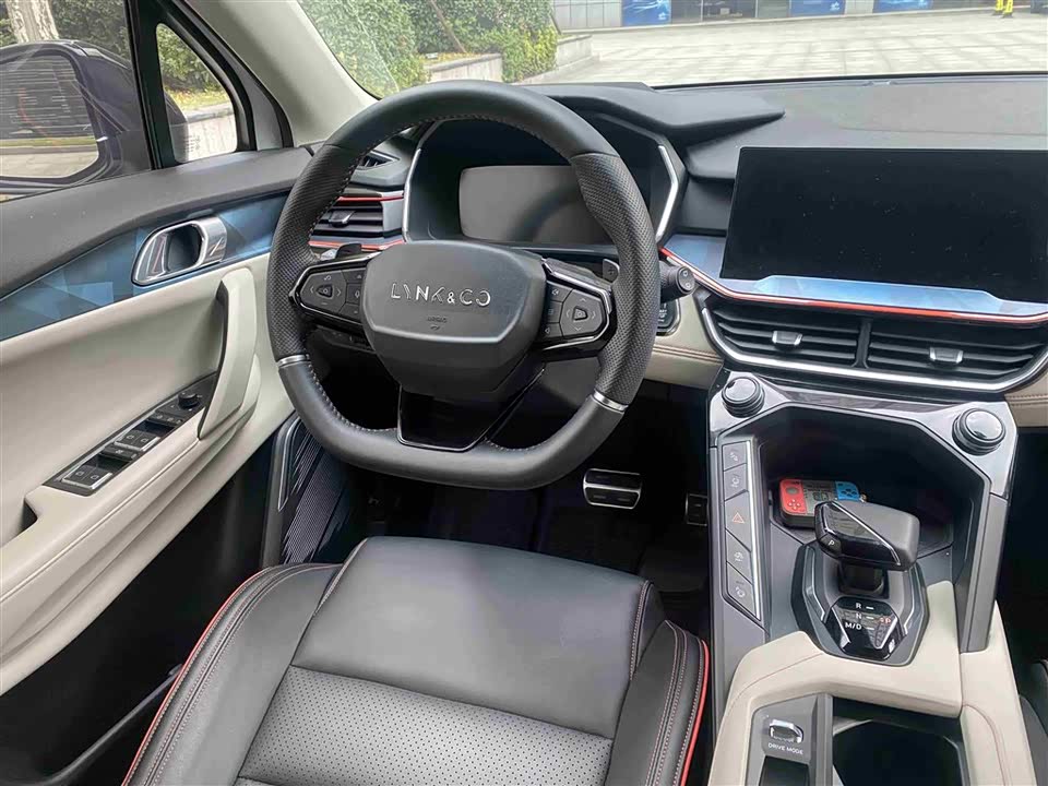 Lynk & Co 06