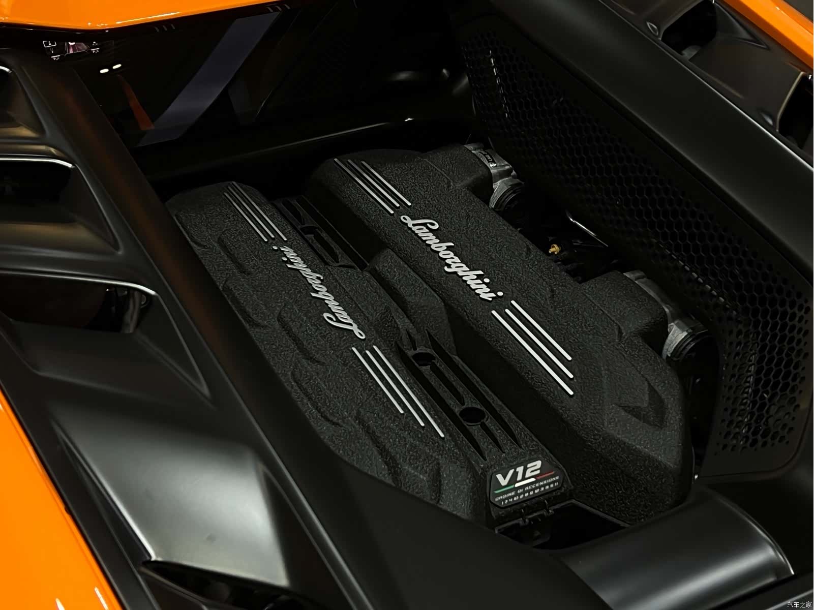 Lamborghini Revuelto, 2025 все фото
