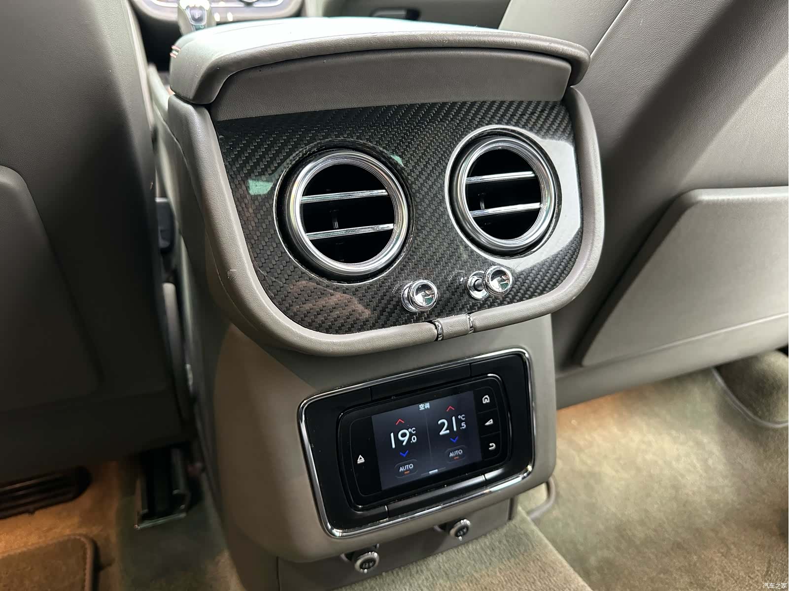Bentley Bentayga, 2018 28