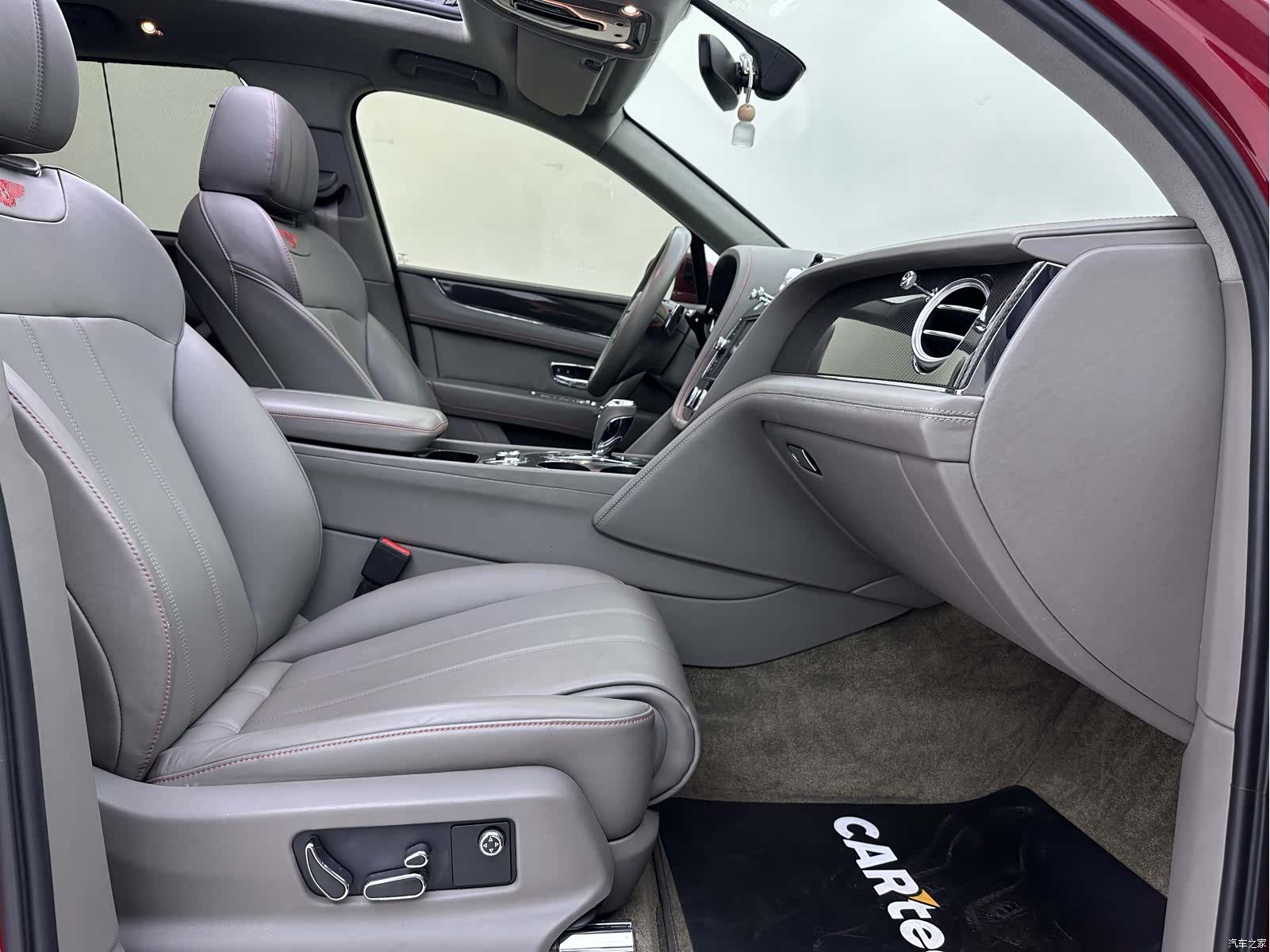 Bentley Bentayga, 2018 35