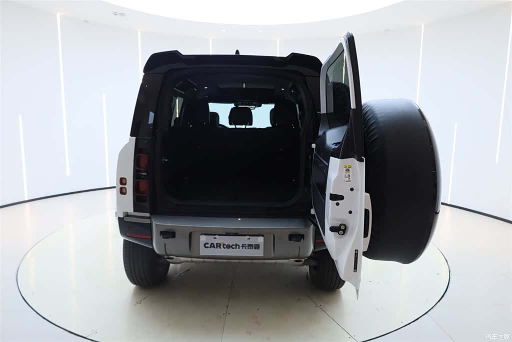 Land Rover Defender, 2024 13