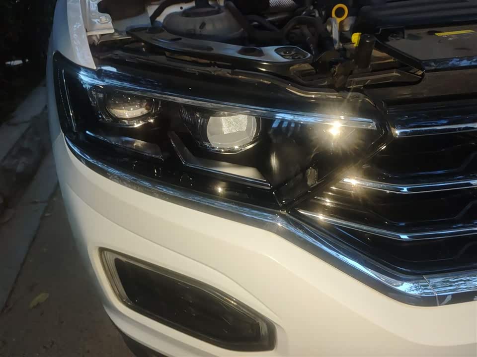 Volkswagen T-ROC exploring Songs