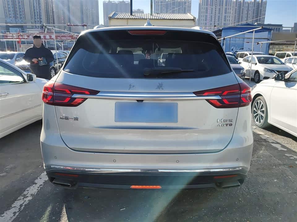 Hongqi HS5