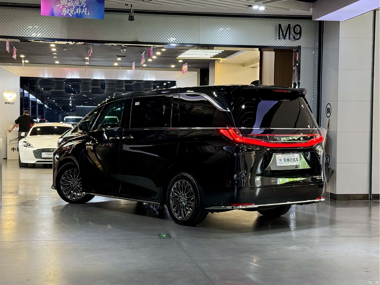 Lexus LM, 2024 4