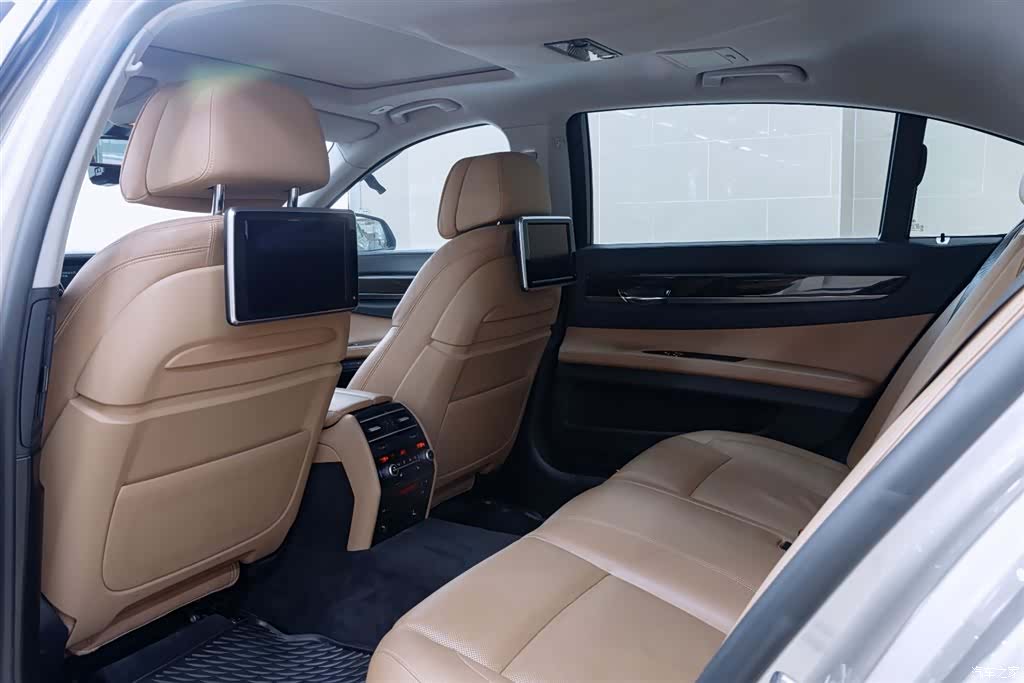 BMW 7 Series, 2013 11