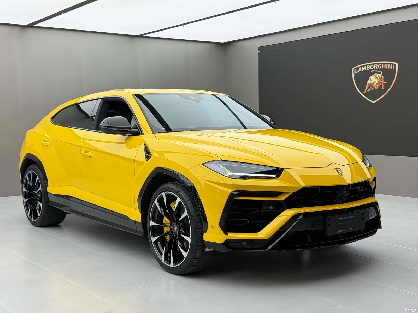 Lamborghini Urus, 2023 3
