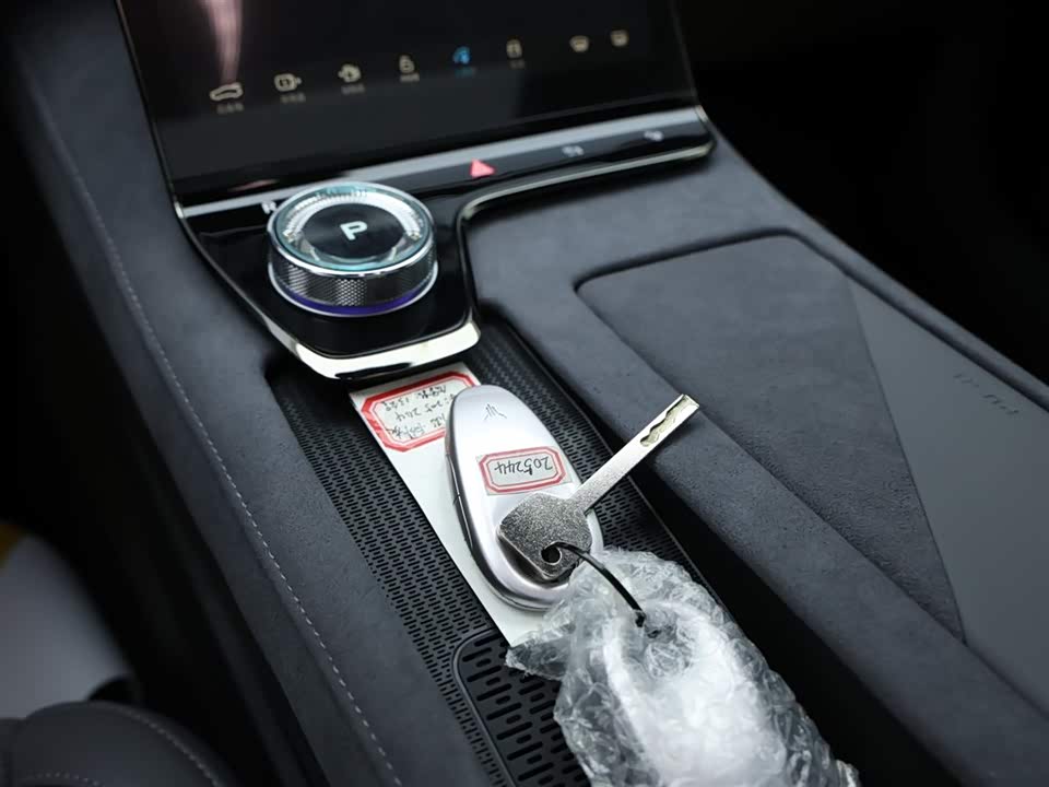 VOYAH Lantu chasing light