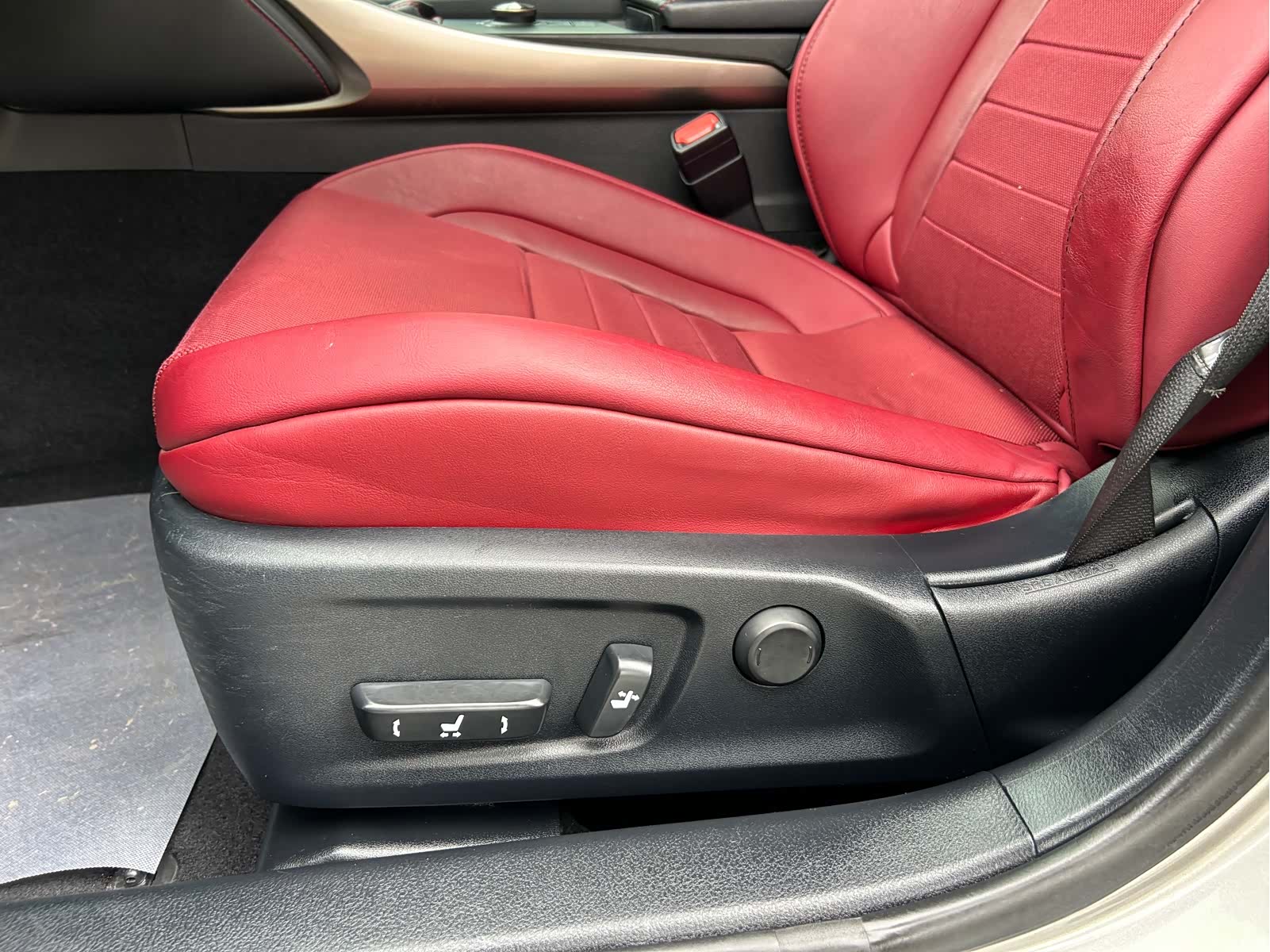 Lexus IS, 2016 32