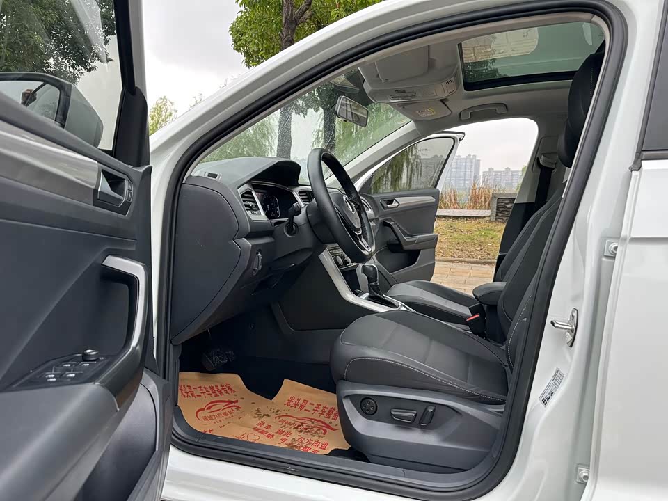 Volkswagen T-ROC exploring Songs