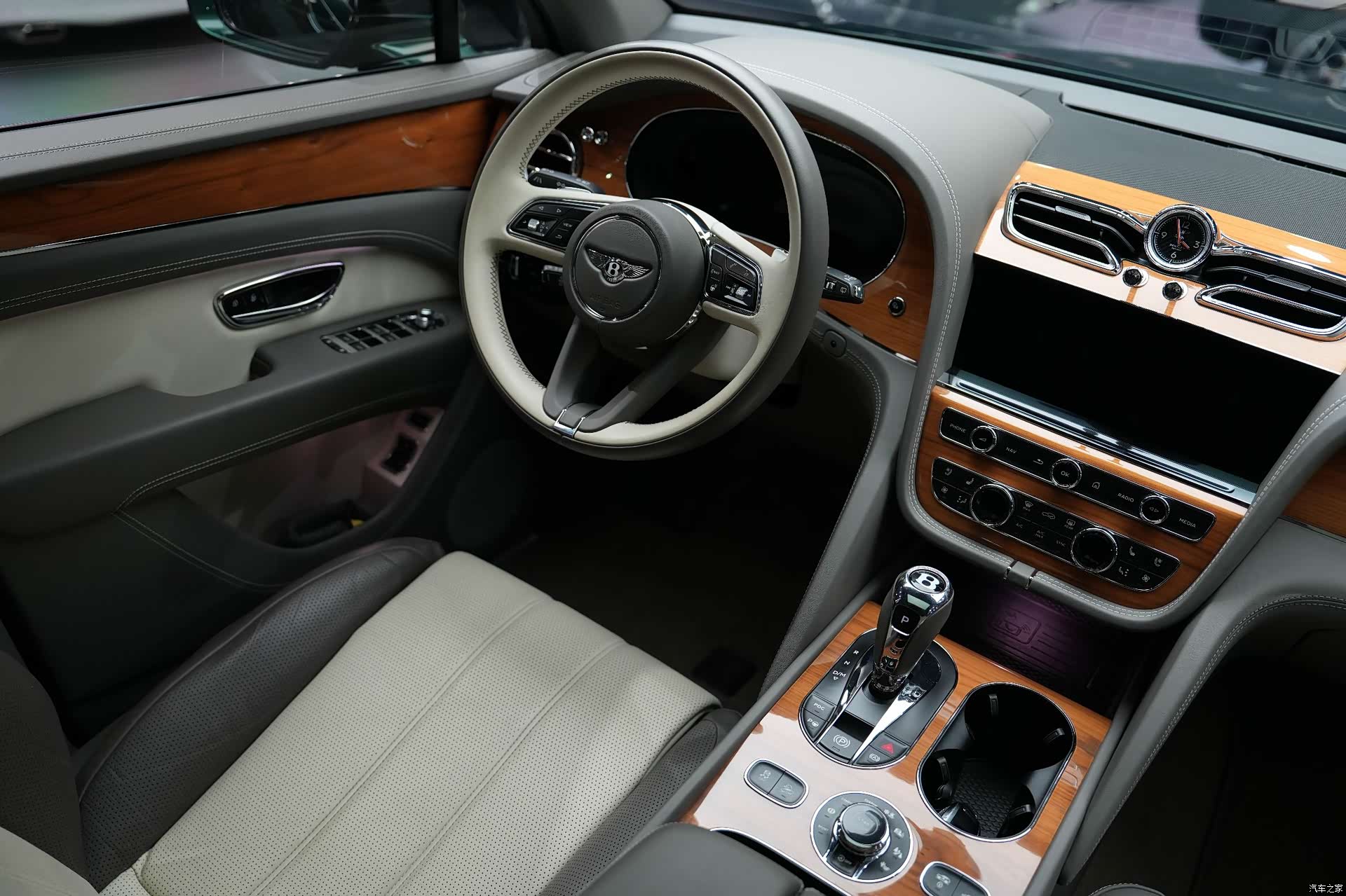 Bentley Bentayga, 2021 16