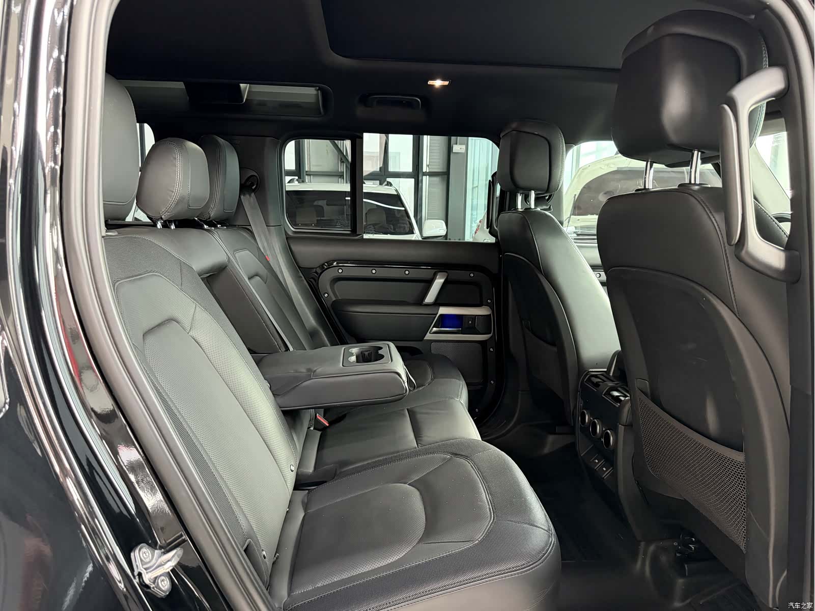 Land Rover Defender, 2023 10