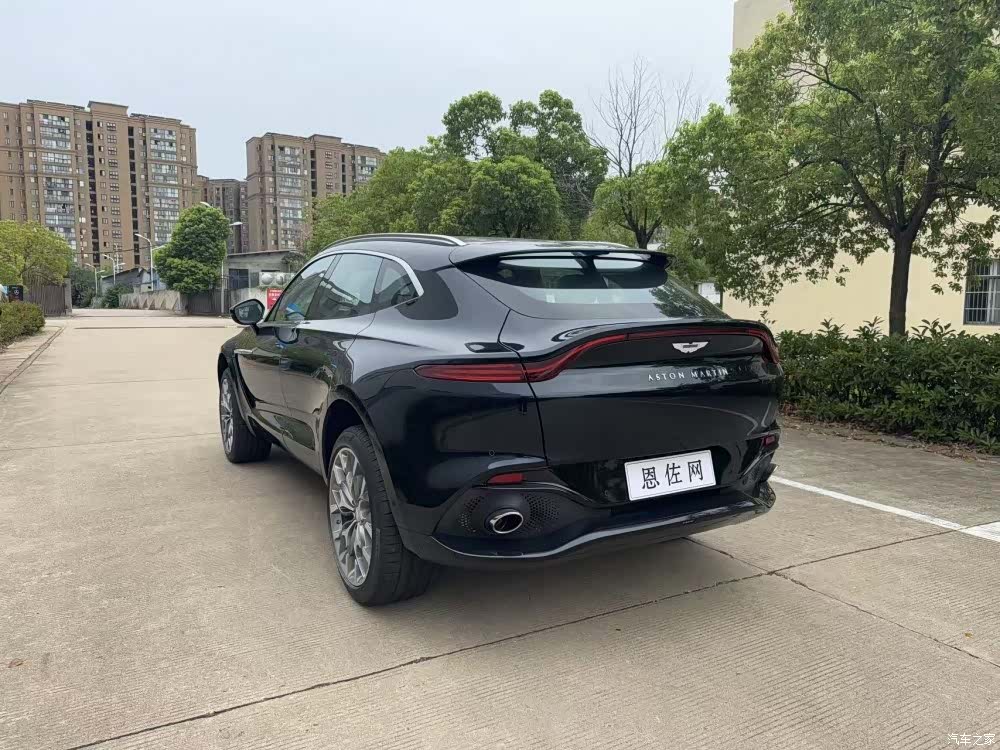 Aston Martin DBX, 2025 13