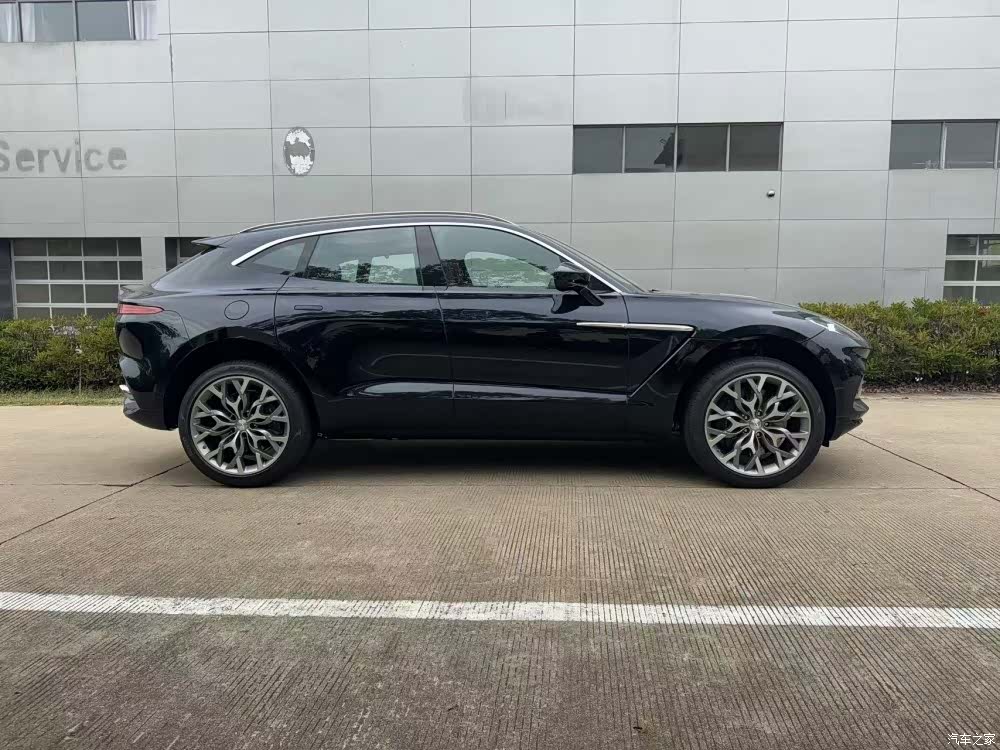 Aston Martin DBX, 2025 10