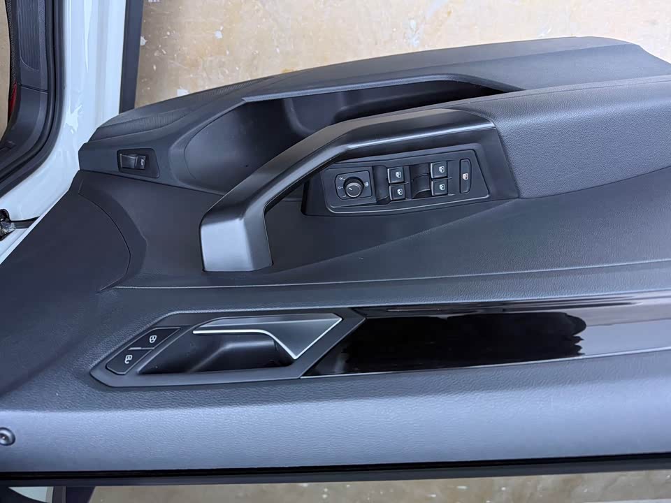 Volkswagen T-ROC exploring Songs