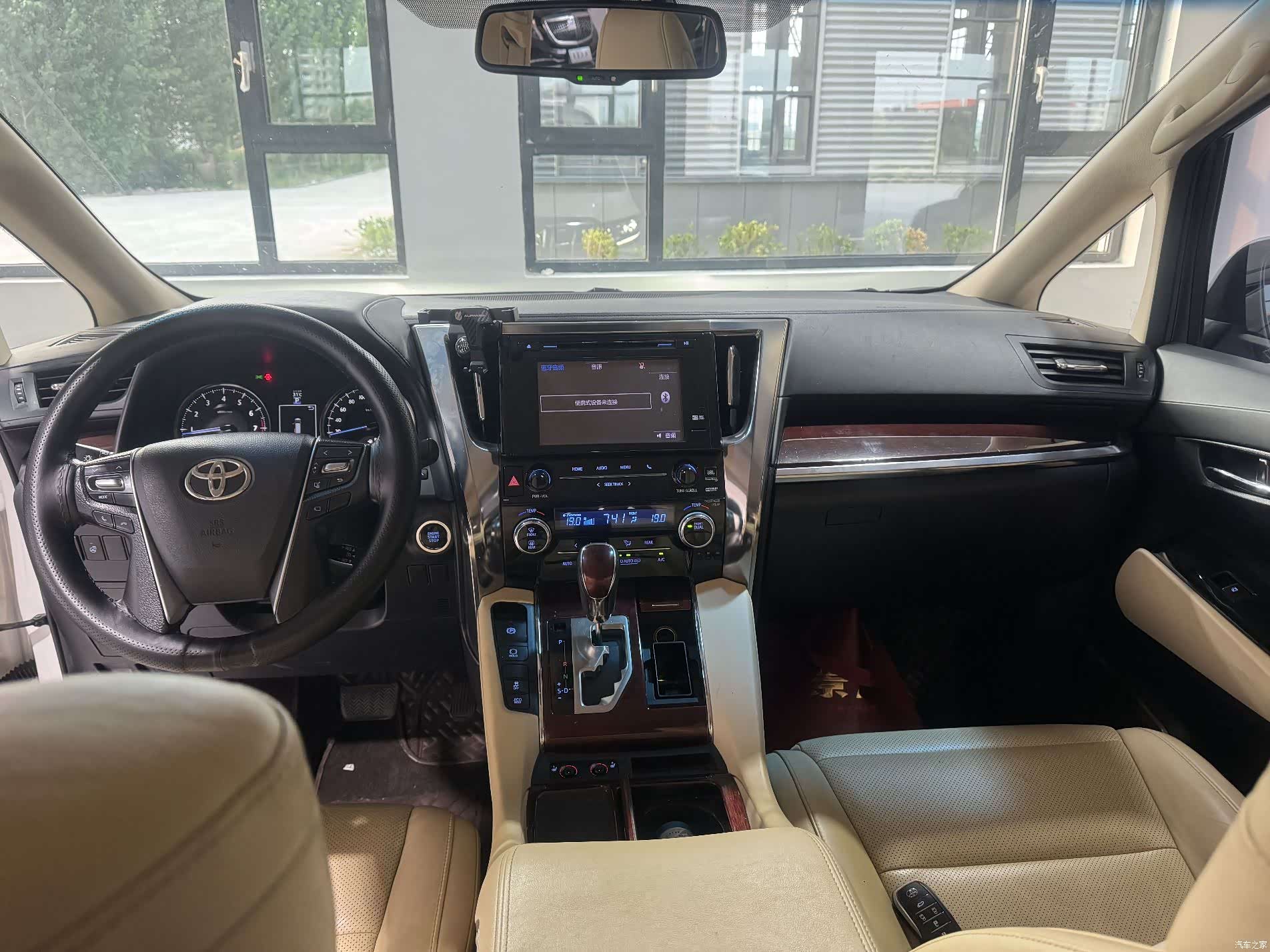 Toyota Alphard, 2017 9