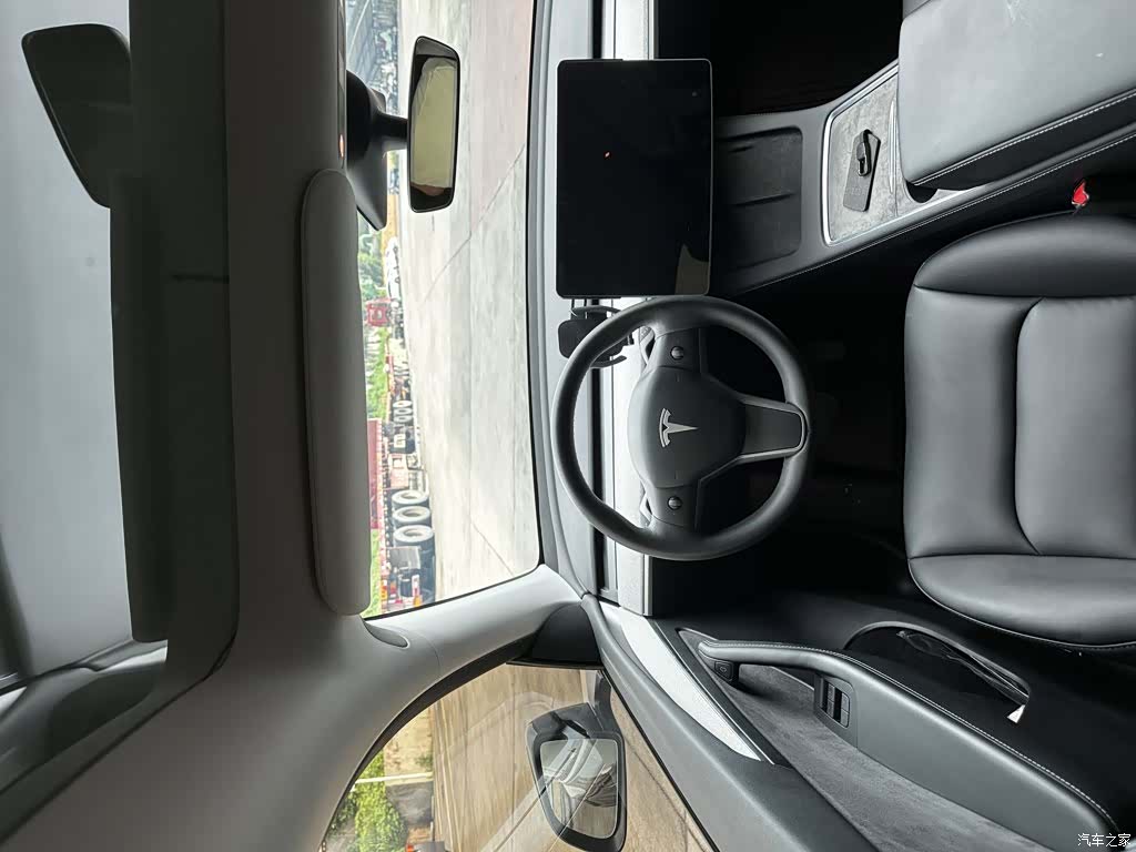 Tesla Model Y, 2024 14