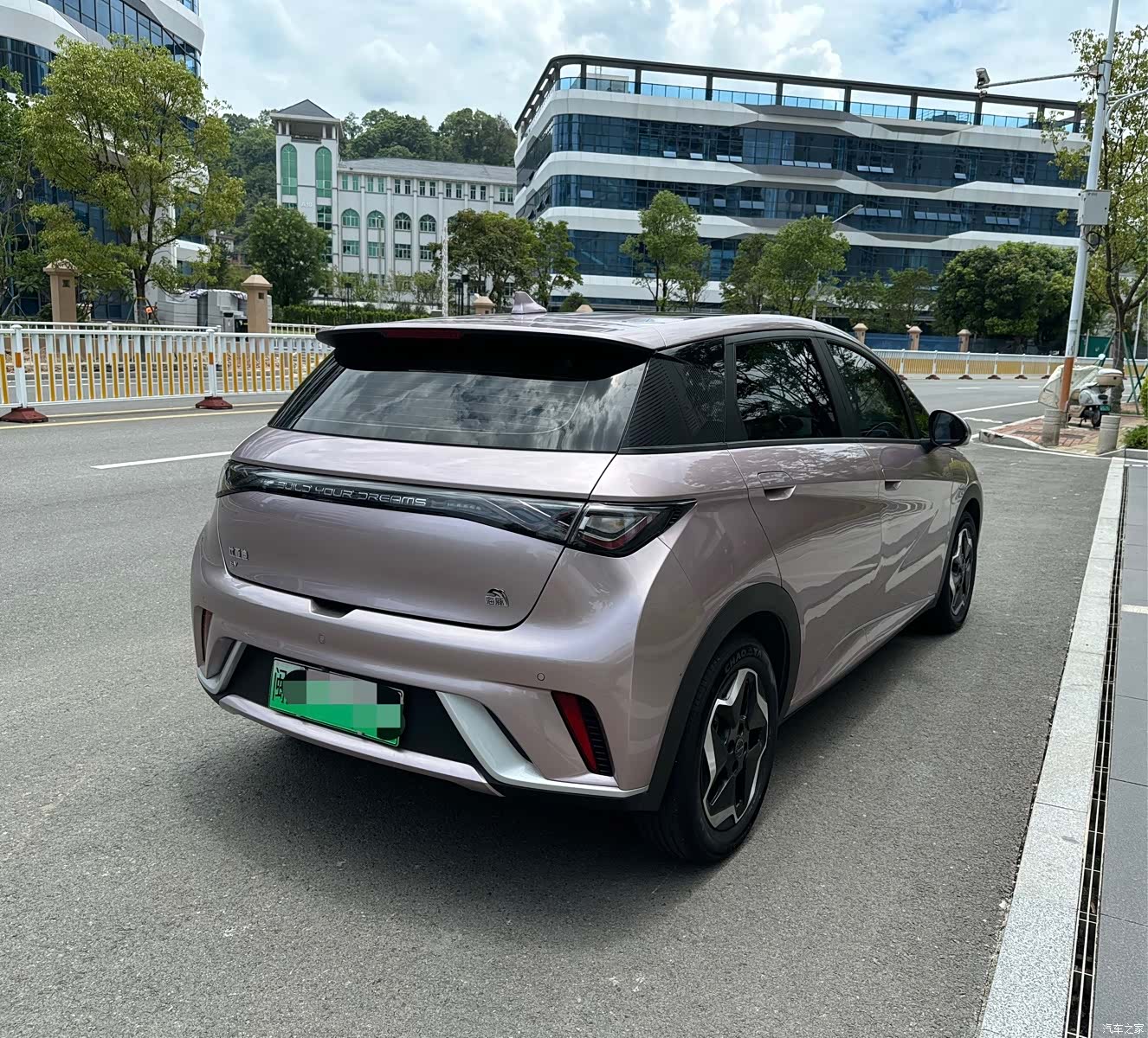 BYD Dolphin, 2022 все фото