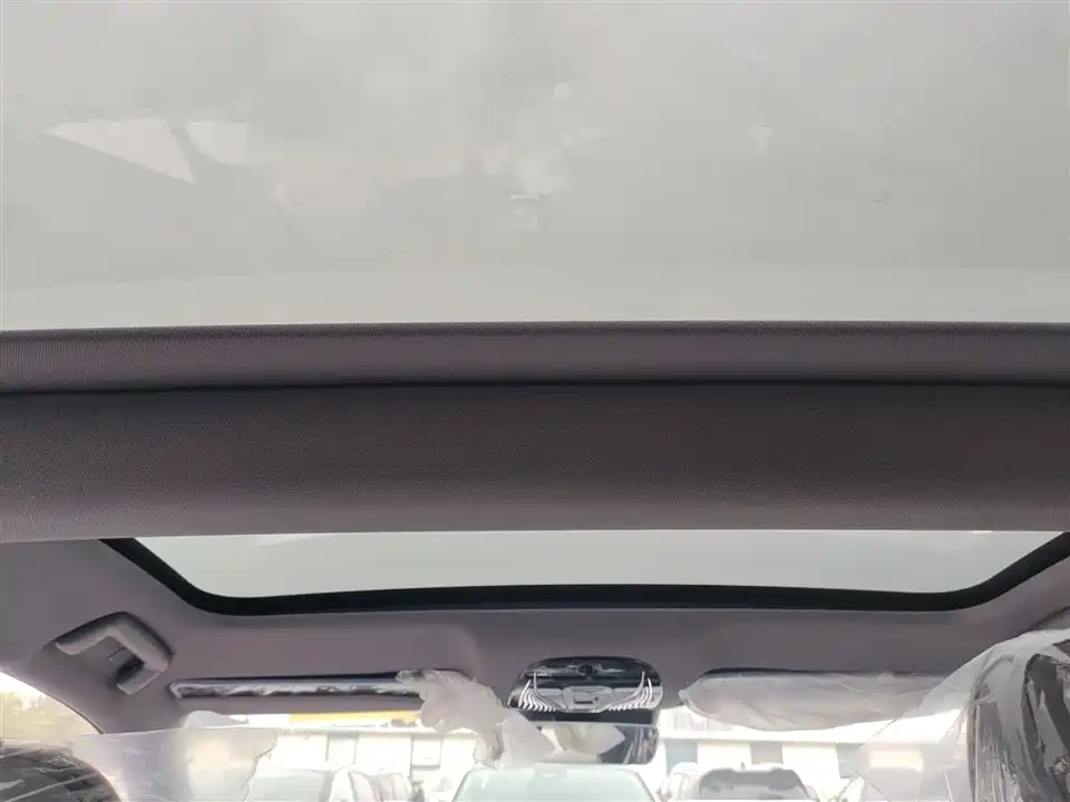 VOYAH Lantu chasing light