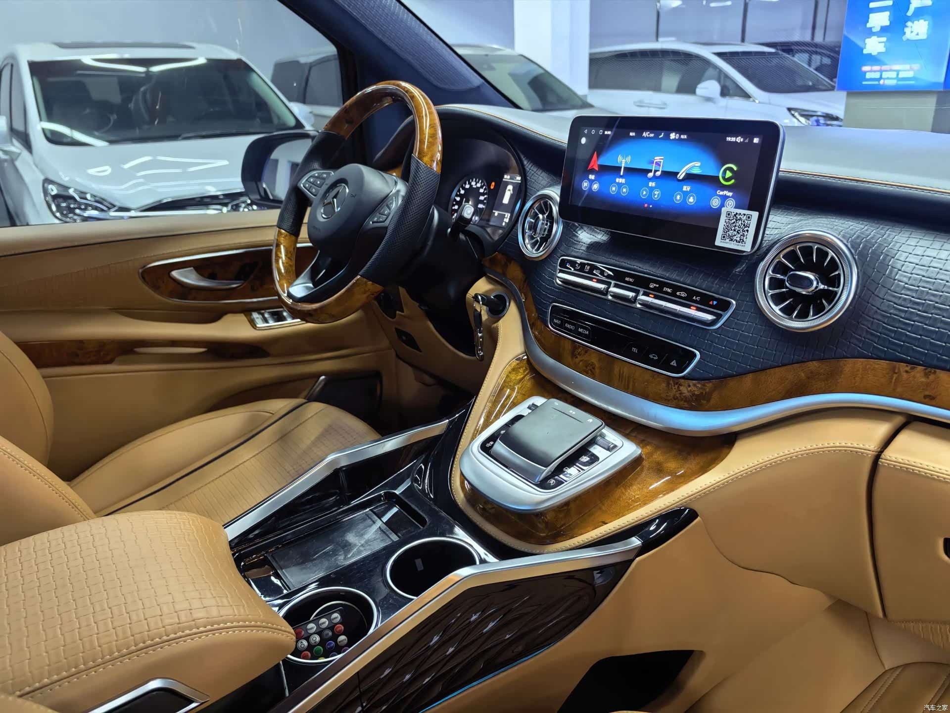 Mercedes-Benz 7, 2022 10