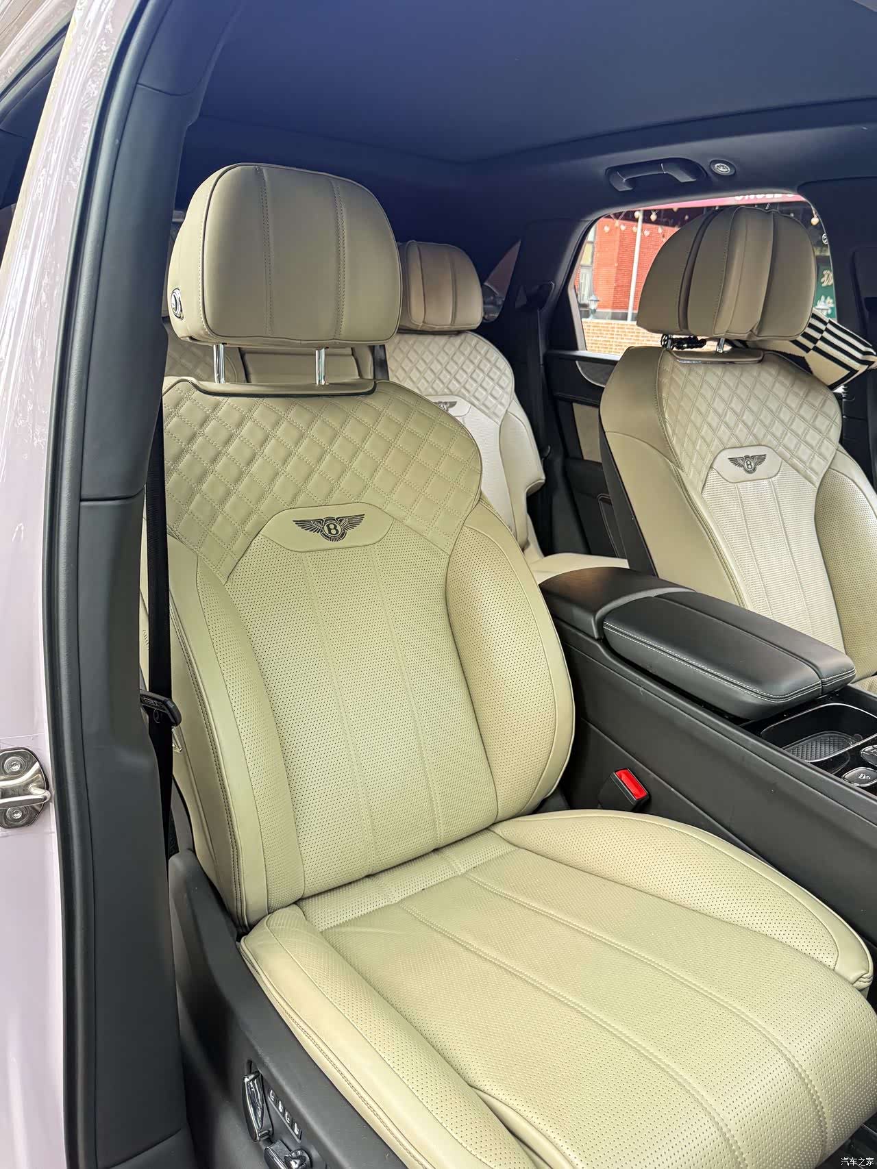 Bentley Bentayga, 2022 10