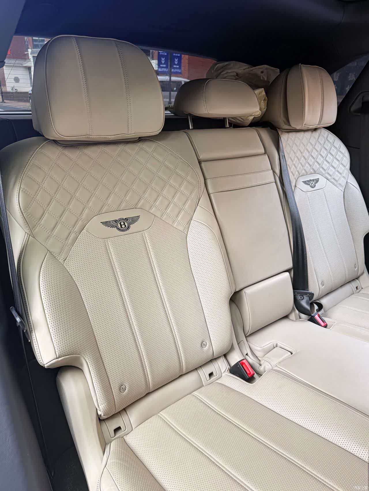 Bentley Bentayga, 2022 13