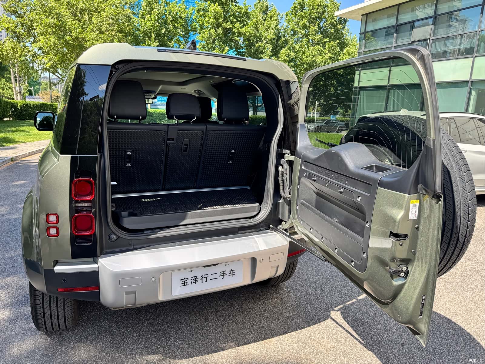 Land Rover Defender, 2024 6