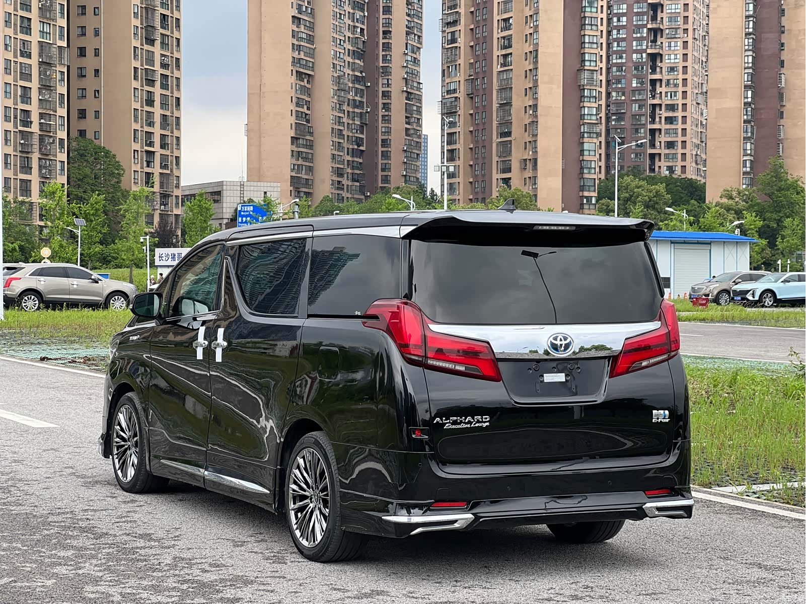 Toyota Alphard, 2022 4