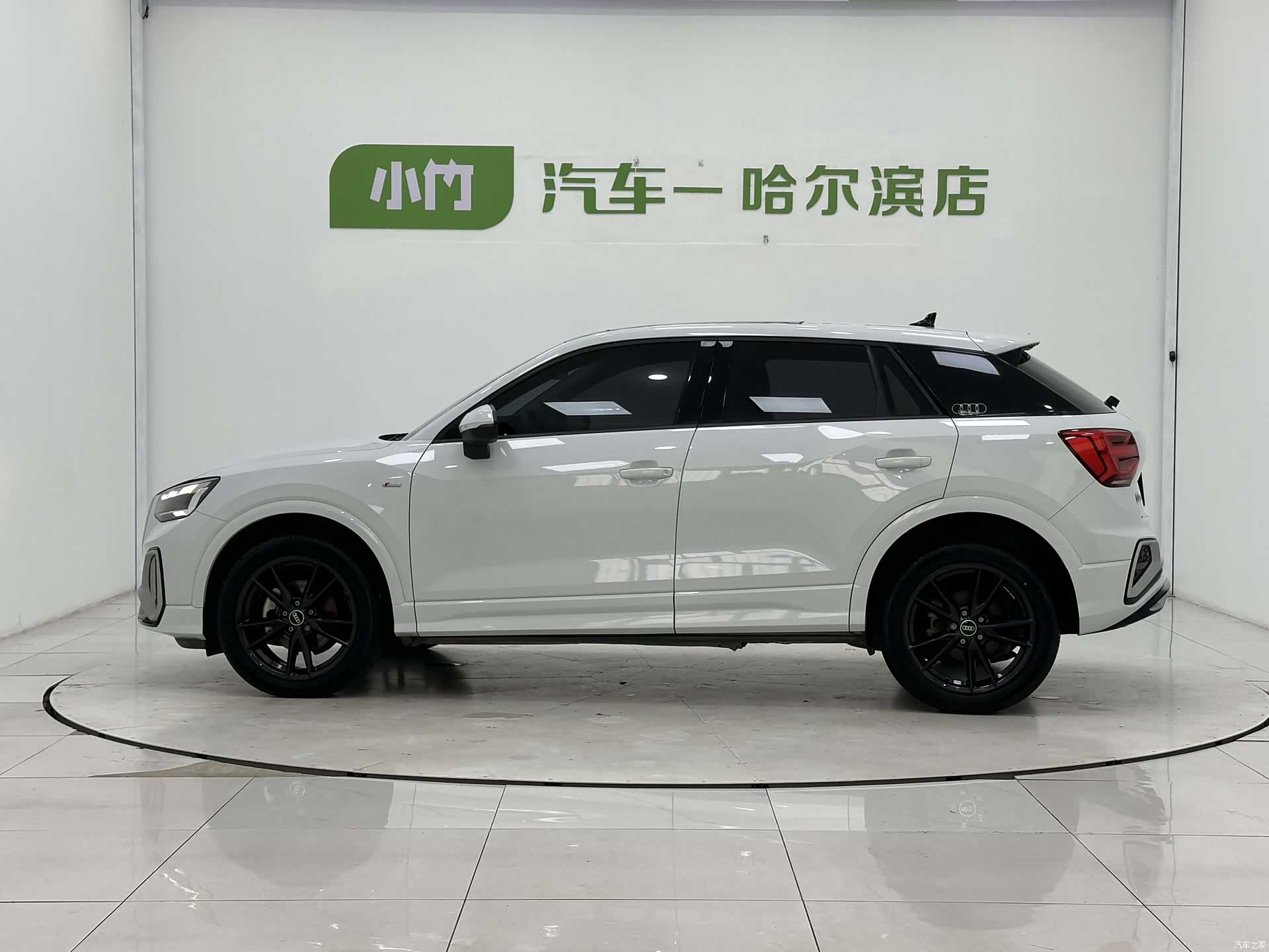 Audi Q2L, 2023 все фото