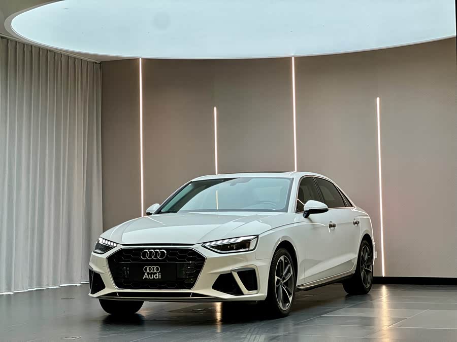 Audi A4L 2021, фото 1