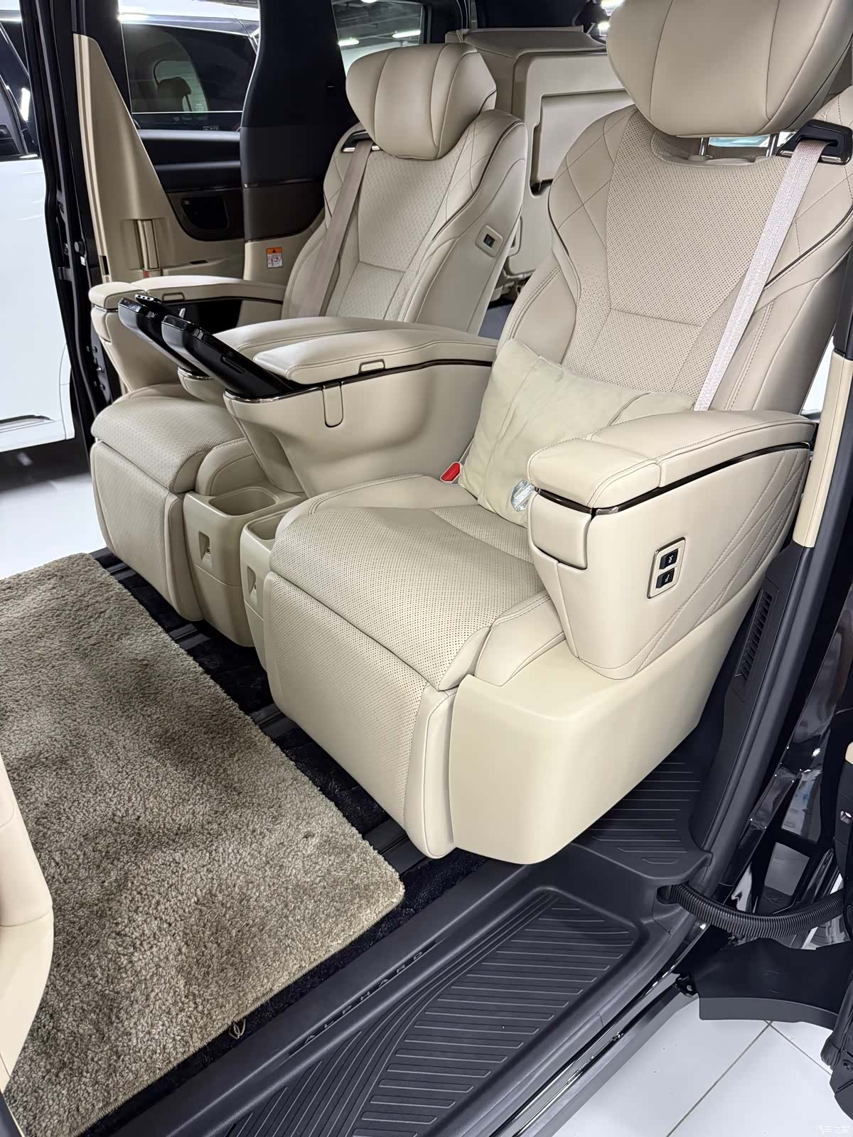 Toyota Alphard, 2024 3
