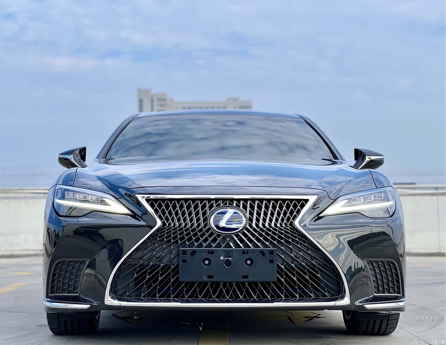 Lexus LS, 2021 3
