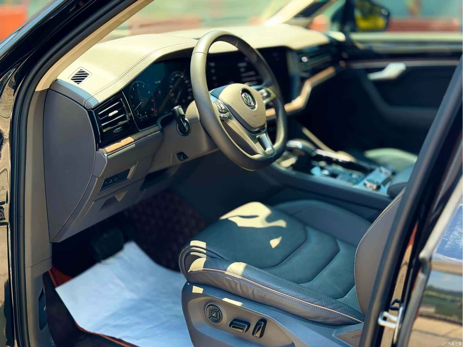 Volkswagen Touareg, 2021 все фото