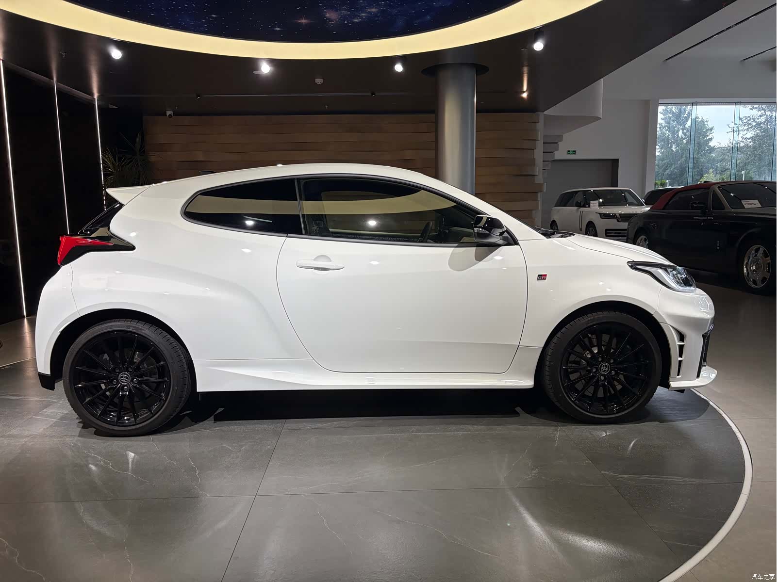 Toyota Yaris, 2026 все фото