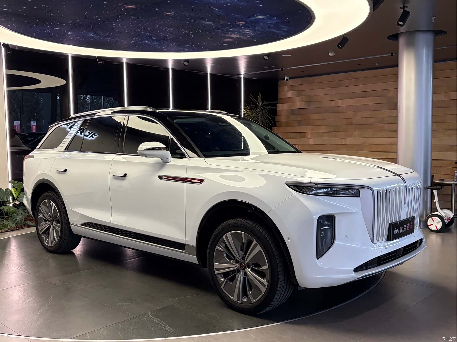 Hongqi E-HS9, 2023 3